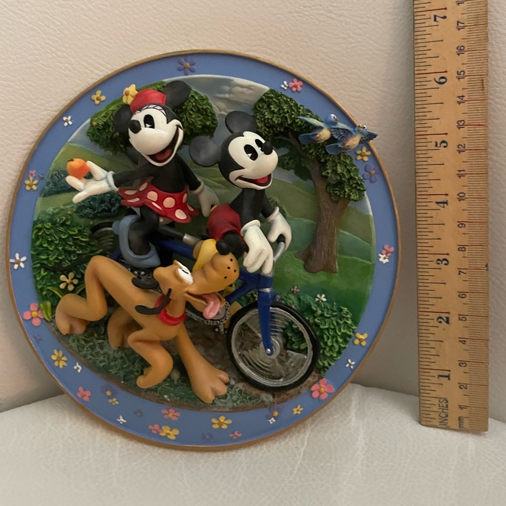 A1346 - Disney sculptural collectible plate “friends for all seasons” collection